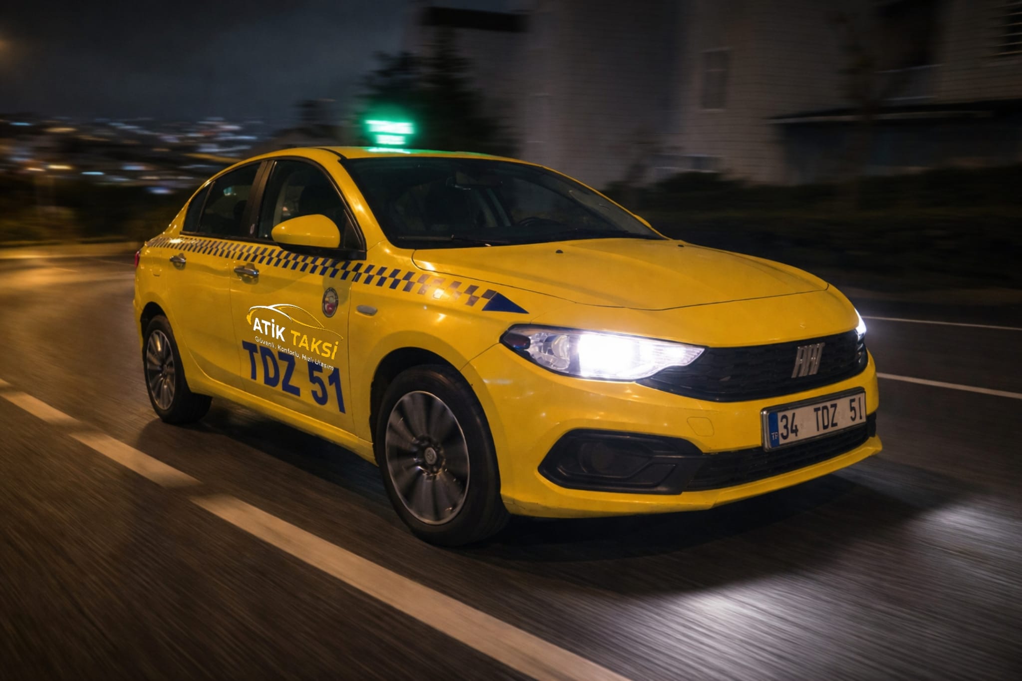 İstanbul yolunda sarı Atik Taksi aracı